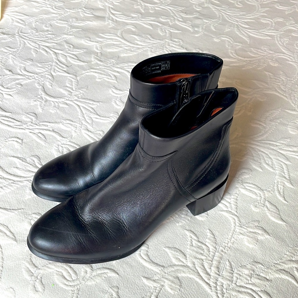 VIONIC Black Booties sz 8